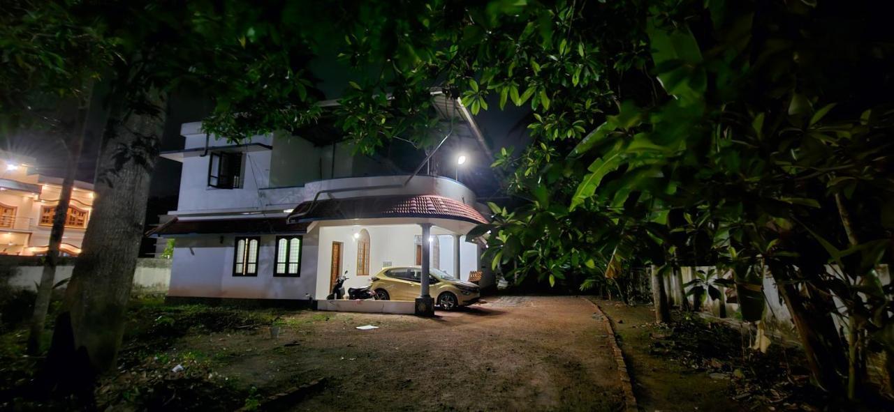 Islandstay-A Riverside Property Коллам Экстерьер фото